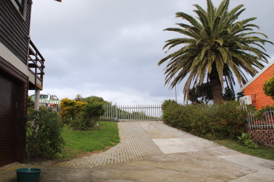 6 Bedroom Property for Sale in Paradise Beach Eastern Cape